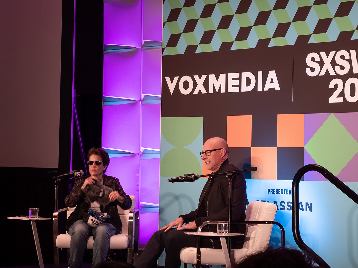 Kara Swisher und Scott Galloway nehmen live einen Podcast auf