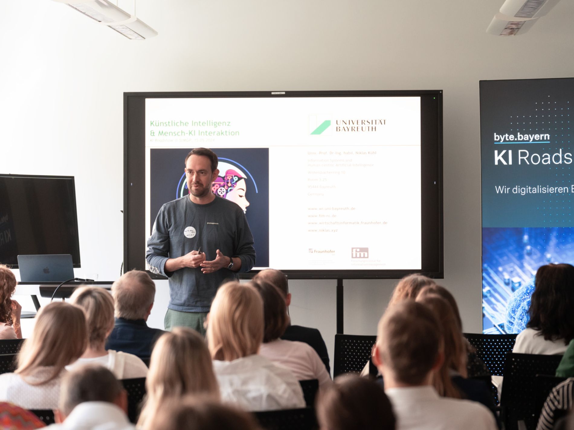 Prof. Niklas Kühl bei der KI Roadshow